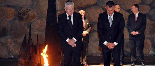 Вернер Гатцер (зам. министра финансов Германии) и Стюарт Айзенштат (спец. посланник Клеймс Конференс) в мемориальном комплексе "Яд ва-Шем", май 2013 г.